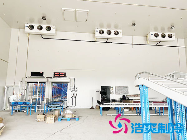 　　建一個(gè)300平方米的冷庫(kù)需多少錢？冷庫(kù)是一種專門用作存儲(chǔ)冷凍、冷藏食品的裝置，有普遍的運(yùn)用場(chǎng)景，包含食品、醫(yī)學(xué)、化工等行業(yè)。當(dāng)下隨著社會(huì)的不斷發(fā)展，越來越多的產(chǎn)業(yè)已經(jīng)起考量規(guī)劃自己的冷庫(kù)，以符合日益增長(zhǎng)的市場(chǎng)需求。  　　首先，我們需認(rèn)識(shí)冷庫(kù)建造規(guī)劃的基本上流程。冷庫(kù)建造規(guī)劃需進(jìn)行選址、設(shè)計(jì)、施工等多個(gè)環(huán)節(jié)，而冷庫(kù)施工包含土建工程、設(shè)備、管道等，每一個(gè)環(huán)節(jié)都會(huì)影響到冷庫(kù)造價(jià)成本的變化。  　　其次，冷庫(kù)假造規(guī)劃的費(fèi)用受很多原因的影響。主要原因是選址和設(shè)計(jì)。選取適當(dāng)?shù)膱?chǎng)地和恰當(dāng)?shù)脑O(shè)計(jì)方案，不僅可減少冷庫(kù)的建造規(guī)劃費(fèi)用，而且可提升冷庫(kù)的運(yùn)行效能。此外，冷庫(kù)建造規(guī)模、裝置選型、材料品質(zhì)等方面也會(huì)導(dǎo)致冷庫(kù)假造規(guī)劃費(fèi)用的變動(dòng)。  　　確切到規(guī)劃建造一個(gè)300平方米的冷庫(kù)，我們可根據(jù)知識(shí)測(cè)量出一個(gè)大致的規(guī)劃建造費(fèi)用。根據(jù)市場(chǎng)行情和相關(guān)經(jīng)驗(yàn)，一個(gè)300平方米的冷庫(kù)需大約270,000元左右。其中，土建工程費(fèi)用約占30%至40%，設(shè)備費(fèi)用約占50%至60%，管道、電器材料等其他費(fèi)用約占10%至20%。  　　此外，由于冷庫(kù)設(shè)備和管道需專業(yè)安裝調(diào)試，人工成本也需計(jì)算在內(nèi)。按工程造價(jià)比率合算，工程建設(shè)的人工成本約占施工總耗資的10%。  　　一般來說，修建一個(gè)300平方米的冷庫(kù)的費(fèi)用約為270,000元，僅供參考，實(shí)際造價(jià)根據(jù)具體冷庫(kù)工程項(xiàng)目進(jìn)行核算。精準(zhǔn)投入費(fèi)用需根據(jù)選址、設(shè)計(jì)、數(shù)量、設(shè)備選型、材料品質(zhì)等方面綜合性考量和檢驗(yàn)。在冷庫(kù)建造規(guī)劃步驟之中，企業(yè)可選取自行建造規(guī)劃，也可委派專業(yè)冷庫(kù)建設(shè)公司規(guī)劃設(shè)計(jì)建造。  　　冷庫(kù)建造規(guī)劃費(fèi)用只是一個(gè)初始投資。隨著冷庫(kù)的運(yùn)轉(zhuǎn)和維護(hù)，還需考量運(yùn)營(yíng)費(fèi)用、維護(hù)費(fèi)用和設(shè)備更換費(fèi)用。因此，企業(yè)在展開冷庫(kù)建造規(guī)劃決策時(shí)，需展開充分的前期考察和調(diào)研評(píng)估，以保證冷庫(kù)建造規(guī)劃的投入能真正產(chǎn)生平穩(wěn)、長(zhǎng)期的經(jīng)濟(jì)效益。  　　以上就是300平方米冷庫(kù)造價(jià)費(fèi)用的詳細(xì)介紹，相信您看完一定對(duì)此有了更加深入的了解，如果您近期有此類冷庫(kù)建造的需求，歡迎咨詢浩爽制冷（400-861-7579）。本公司深耕于制冷行業(yè)十余年，發(fā)展成從冷庫(kù)工程的EPC總包服務(wù)商，包含冷庫(kù)工程的設(shè)計(jì)、采購(gòu)、銷售、安裝為一體的綜合性服務(wù)公司；延伸至冷鏈項(xiàng)目前期的布局規(guī)劃、冷鏈項(xiàng)目升級(jí)改造、冷鏈行業(yè)復(fù)合型人才培養(yǎng)、輸出；冷鏈倉(cāng)儲(chǔ)的招商運(yùn)營(yíng)、售后服務(wù)等制冷領(lǐng)域的一體化方案集成商。