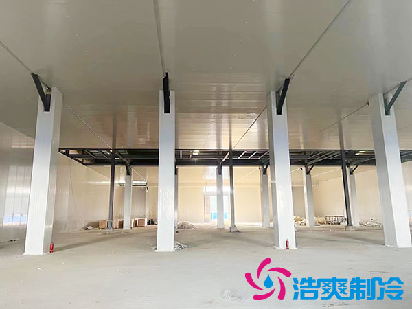 　　建一個(gè)300平方米的冷庫(kù)需多少錢？冷庫(kù)是一種專門用作存儲(chǔ)冷凍、冷藏食品的裝置，有普遍的運(yùn)用場(chǎng)景，包含食品、醫(yī)學(xué)、化工等行業(yè)。當(dāng)下隨著社會(huì)的不斷發(fā)展，越來越多的產(chǎn)業(yè)已經(jīng)起考量規(guī)劃自己的冷庫(kù)，以符合日益增長(zhǎng)的市場(chǎng)需求。  　　首先，我們需認(rèn)識(shí)冷庫(kù)建造規(guī)劃的基本上流程。冷庫(kù)建造規(guī)劃需進(jìn)行選址、設(shè)計(jì)、施工等多個(gè)環(huán)節(jié)，而冷庫(kù)施工包含土建工程、設(shè)備、管道等，每一個(gè)環(huán)節(jié)都會(huì)影響到冷庫(kù)造價(jià)成本的變化。  　　其次，冷庫(kù)假造規(guī)劃的費(fèi)用受很多原因的影響。主要原因是選址和設(shè)計(jì)。選取適當(dāng)?shù)膱?chǎng)地和恰當(dāng)?shù)脑O(shè)計(jì)方案，不僅可減少冷庫(kù)的建造規(guī)劃費(fèi)用，而且可提升冷庫(kù)的運(yùn)行效能。此外，冷庫(kù)建造規(guī)模、裝置選型、材料品質(zhì)等方面也會(huì)導(dǎo)致冷庫(kù)假造規(guī)劃費(fèi)用的變動(dòng)。  　　確切到規(guī)劃建造一個(gè)300平方米的冷庫(kù)，我們可根據(jù)知識(shí)測(cè)量出一個(gè)大致的規(guī)劃建造費(fèi)用。根據(jù)市場(chǎng)行情和相關(guān)經(jīng)驗(yàn)，一個(gè)300平方米的冷庫(kù)需大約270,000元左右。其中，土建工程費(fèi)用約占30%至40%，設(shè)備費(fèi)用約占50%至60%，管道、電器材料等其他費(fèi)用約占10%至20%。  　　此外，由于冷庫(kù)設(shè)備和管道需專業(yè)安裝調(diào)試，人工成本也需計(jì)算在內(nèi)。按工程造價(jià)比率合算，工程建設(shè)的人工成本約占施工總耗資的10%。  　　一般來說，修建一個(gè)300平方米的冷庫(kù)的費(fèi)用約為270,000元，僅供參考，實(shí)際造價(jià)根據(jù)具體冷庫(kù)工程項(xiàng)目進(jìn)行核算。精準(zhǔn)投入費(fèi)用需根據(jù)選址、設(shè)計(jì)、數(shù)量、設(shè)備選型、材料品質(zhì)等方面綜合性考量和檢驗(yàn)。在冷庫(kù)建造規(guī)劃步驟之中，企業(yè)可選取自行建造規(guī)劃，也可委派專業(yè)冷庫(kù)建設(shè)公司規(guī)劃設(shè)計(jì)建造。  　　冷庫(kù)建造規(guī)劃費(fèi)用只是一個(gè)初始投資。隨著冷庫(kù)的運(yùn)轉(zhuǎn)和維護(hù)，還需考量運(yùn)營(yíng)費(fèi)用、維護(hù)費(fèi)用和設(shè)備更換費(fèi)用。因此，企業(yè)在展開冷庫(kù)建造規(guī)劃決策時(shí)，需展開充分的前期考察和調(diào)研評(píng)估，以保證冷庫(kù)建造規(guī)劃的投入能真正產(chǎn)生平穩(wěn)、長(zhǎng)期的經(jīng)濟(jì)效益。  　　以上就是300平方米冷庫(kù)造價(jià)費(fèi)用的詳細(xì)介紹，相信您看完一定對(duì)此有了更加深入的了解，如果您近期有此類冷庫(kù)建造的需求，歡迎咨詢浩爽制冷（400-861-7579）。本公司深耕于制冷行業(yè)十余年，發(fā)展成從冷庫(kù)工程的EPC總包服務(wù)商，包含冷庫(kù)工程的設(shè)計(jì)、采購(gòu)、銷售、安裝為一體的綜合性服務(wù)公司；延伸至冷鏈項(xiàng)目前期的布局規(guī)劃、冷鏈項(xiàng)目升級(jí)改造、冷鏈行業(yè)復(fù)合型人才培養(yǎng)、輸出；冷鏈倉(cāng)儲(chǔ)的招商運(yùn)營(yíng)、售后服務(wù)等制冷領(lǐng)域的一體化方案集成商。